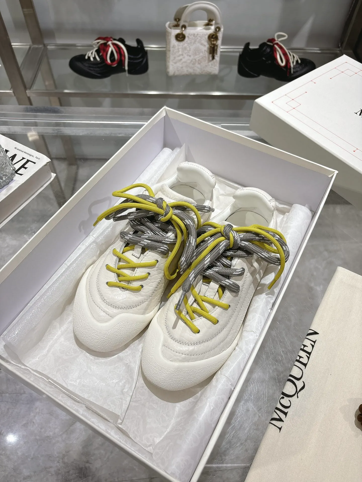 p580💰Couple model 𝐀𝐥𝐞𝐱𝐚𝐧𝐝𝐞𝐫 𝐌𝐜𝐐𝐮𝐞𝐞𝐧#/Alexander McQueen’s latest Flexion series, retro, casual, sneakers, original purchase, development, production, this Flexion Off Low-top sneakers in white grained leather with varying sized laces and an anatomically inspired lightweight segmented sole. The reverse skull pattern is embossed on the heel. Fabric: Original customized imported first-layer cowhide. Lining: Customized imported breathable mesh lining. Sole: Original open-molded non-slip TPU material. Bottom thickness: 2CM. Size: #Female size 35-40 (40 customized, non-refundable) #Men’s code 39-45 (45 customized, non-refundable)